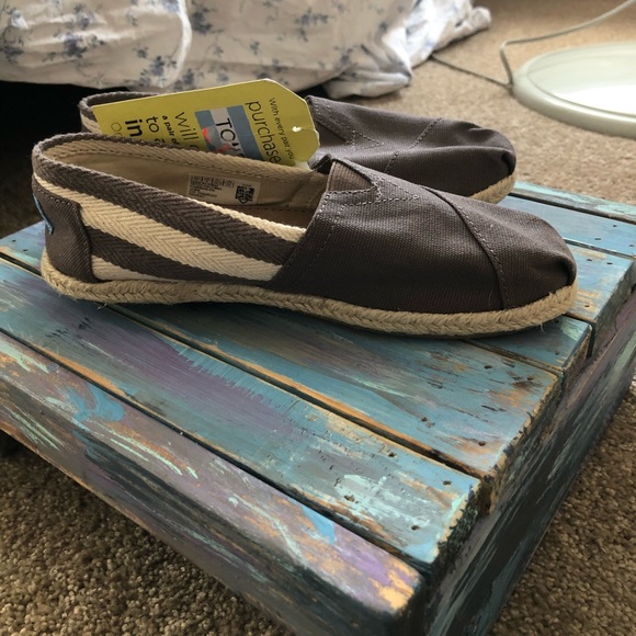 NWT Brand new Toms 💕 - Picture 2 of 6